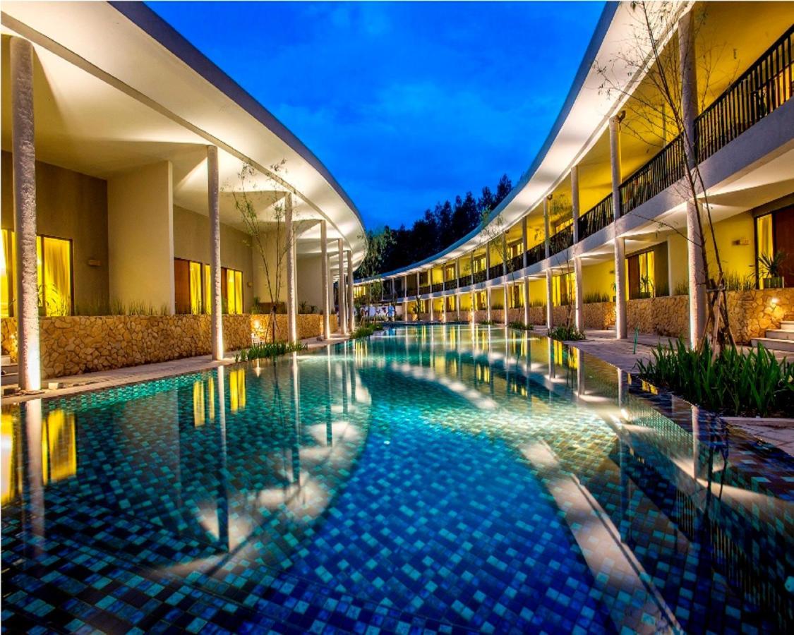 Hotel Neo+ Green Savana Sentul City Богор Екстер'єр фото