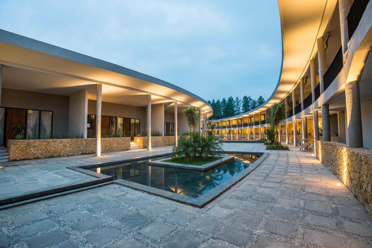 Hotel Neo+ Green Savana Sentul City Богор Екстер'єр фото