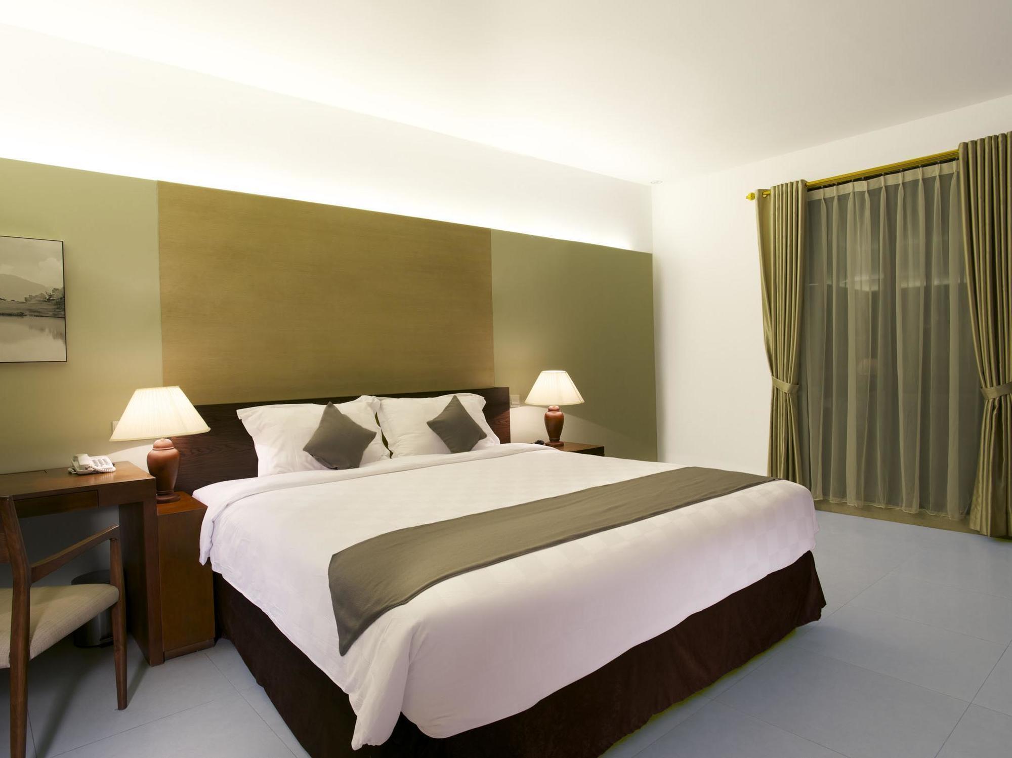 Hotel Neo+ Green Savana Sentul City Богор Екстер'єр фото