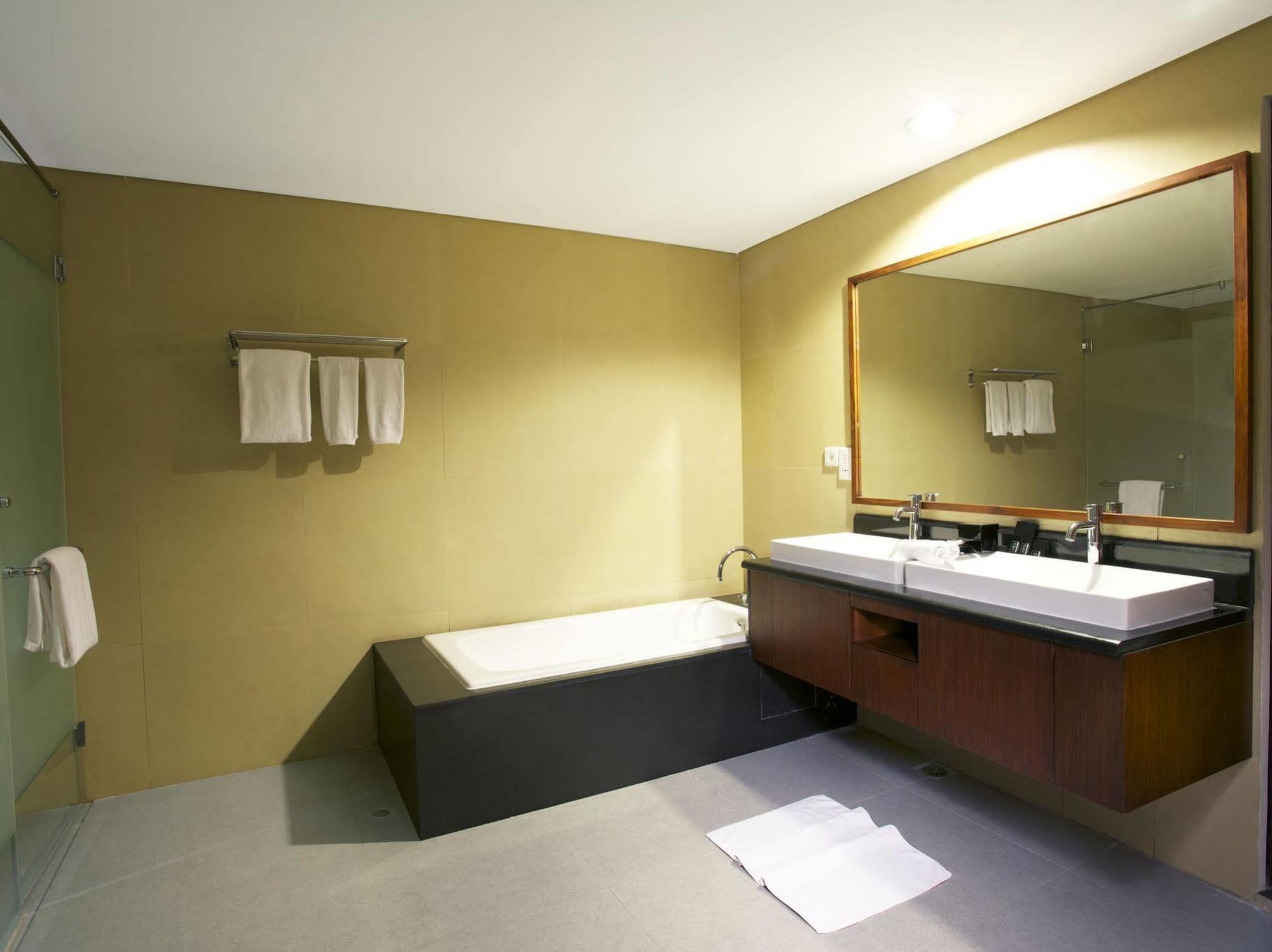 Hotel Neo+ Green Savana Sentul City Богор Екстер'єр фото