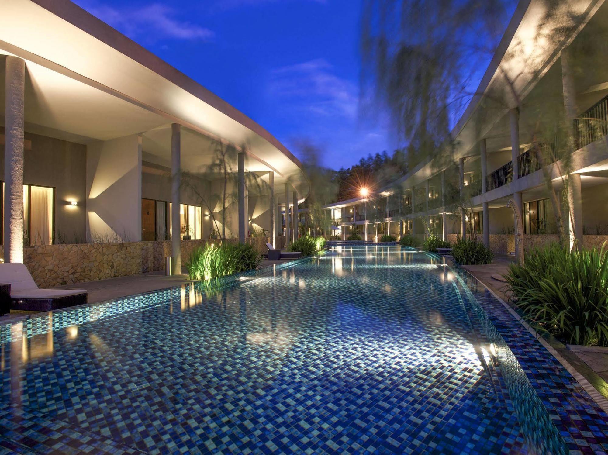 Hotel Neo+ Green Savana Sentul City Богор Екстер'єр фото