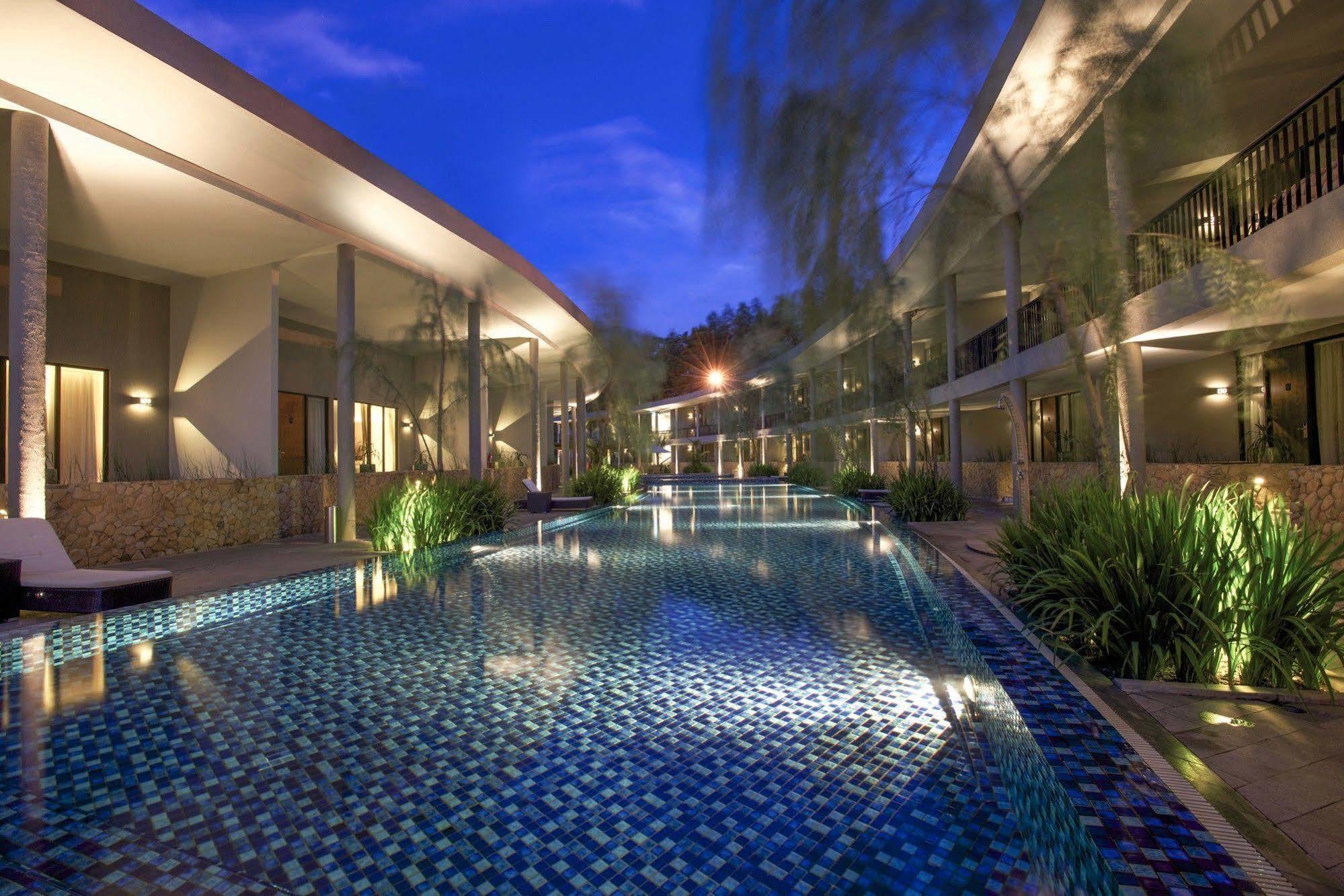 Hotel Neo+ Green Savana Sentul City Богор Екстер'єр фото
