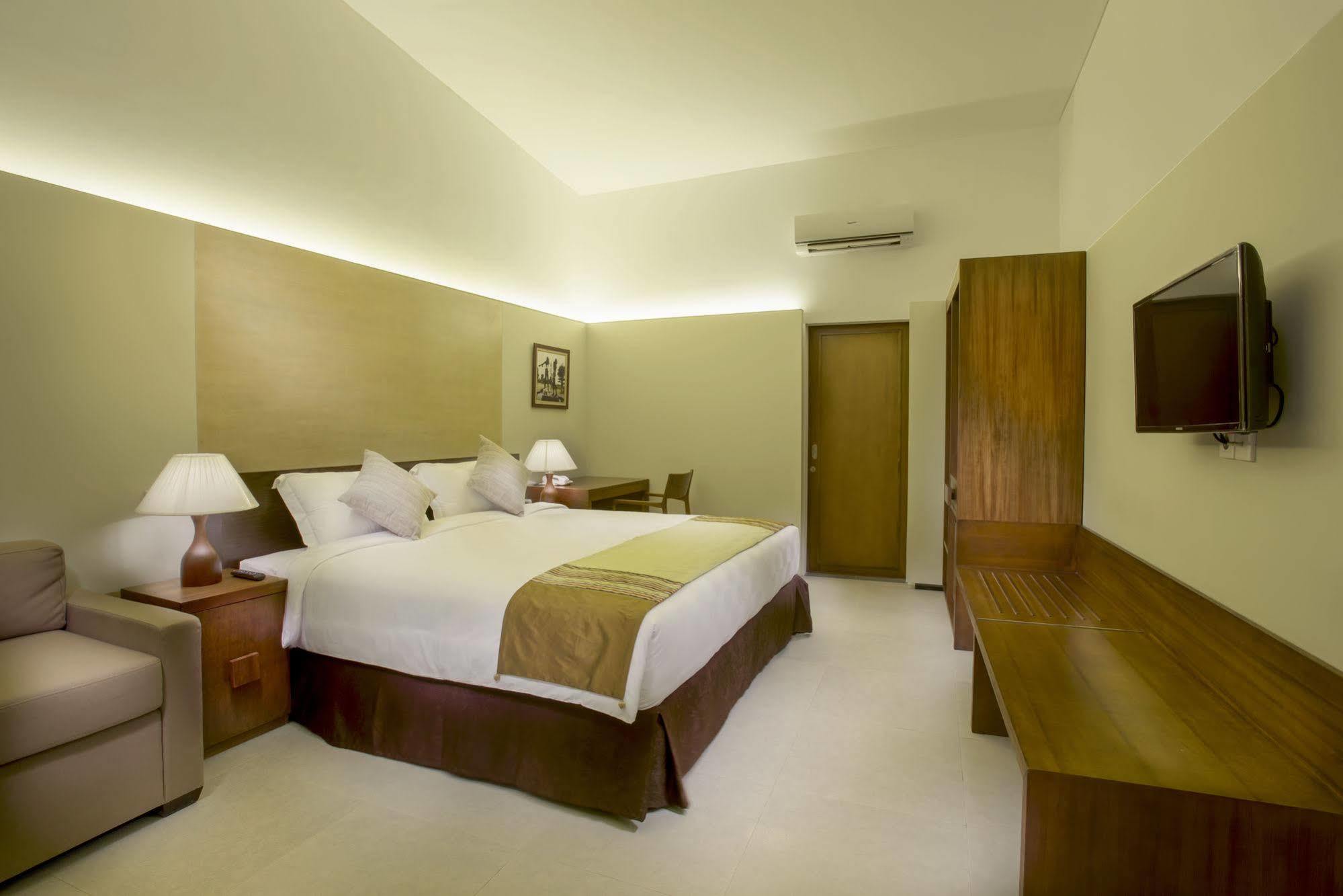Hotel Neo+ Green Savana Sentul City Богор Екстер'єр фото